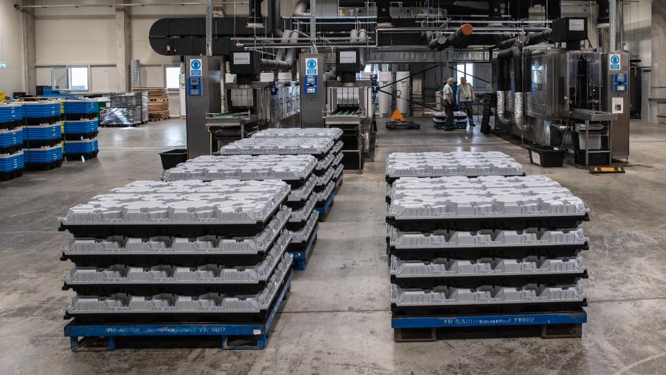 Cleaning of returnable packaging